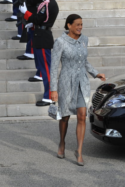 St&eacute;phanie de Monaco en manteau gris &agrave; motif et robe asphalte