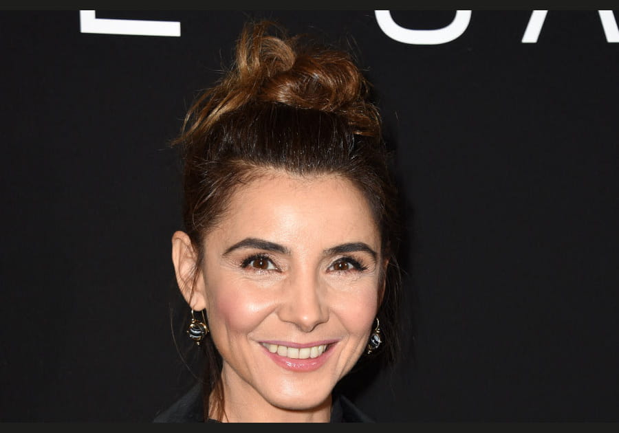 Clotilde Courau, styl&eacute;e avec son chignon haut