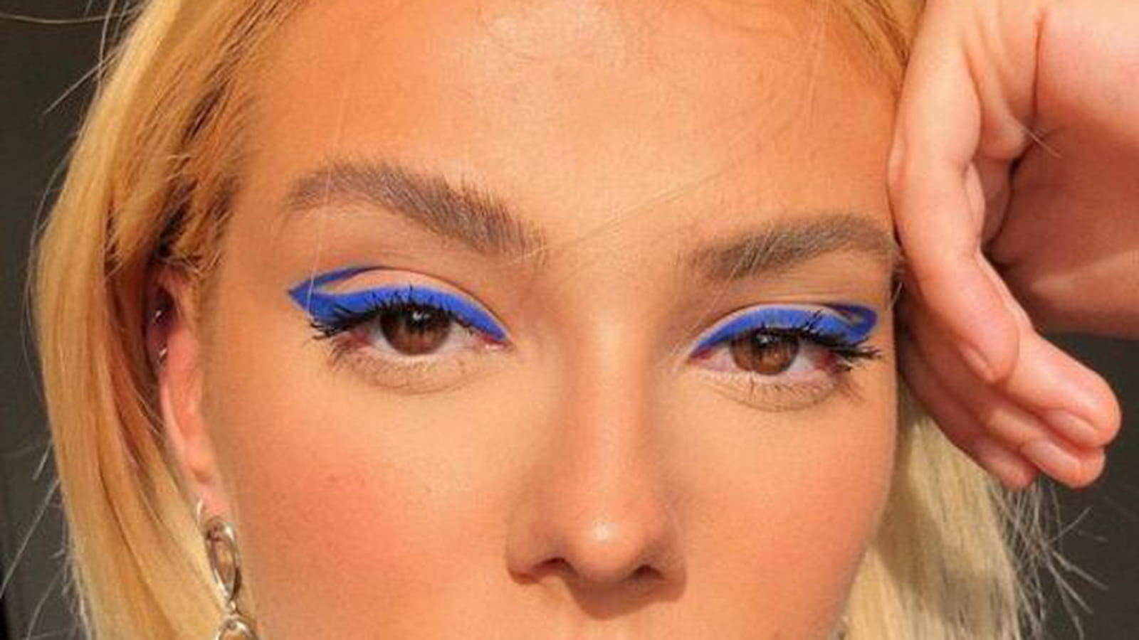 L'eyeliner graphique bleu