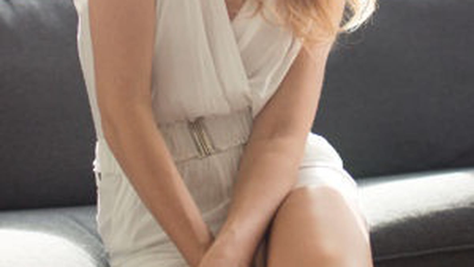 Robe blanche drapée de Daphnea