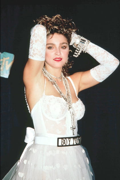 Madonna en corset et jupon blancs