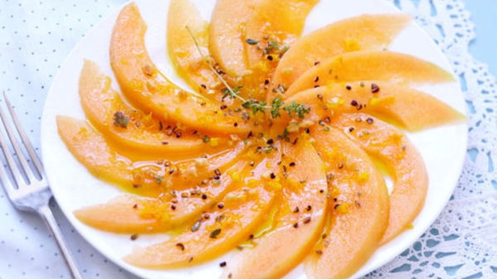 Carpaccio de melon sauce vinaigrette agrumes et cacahuètes concassées