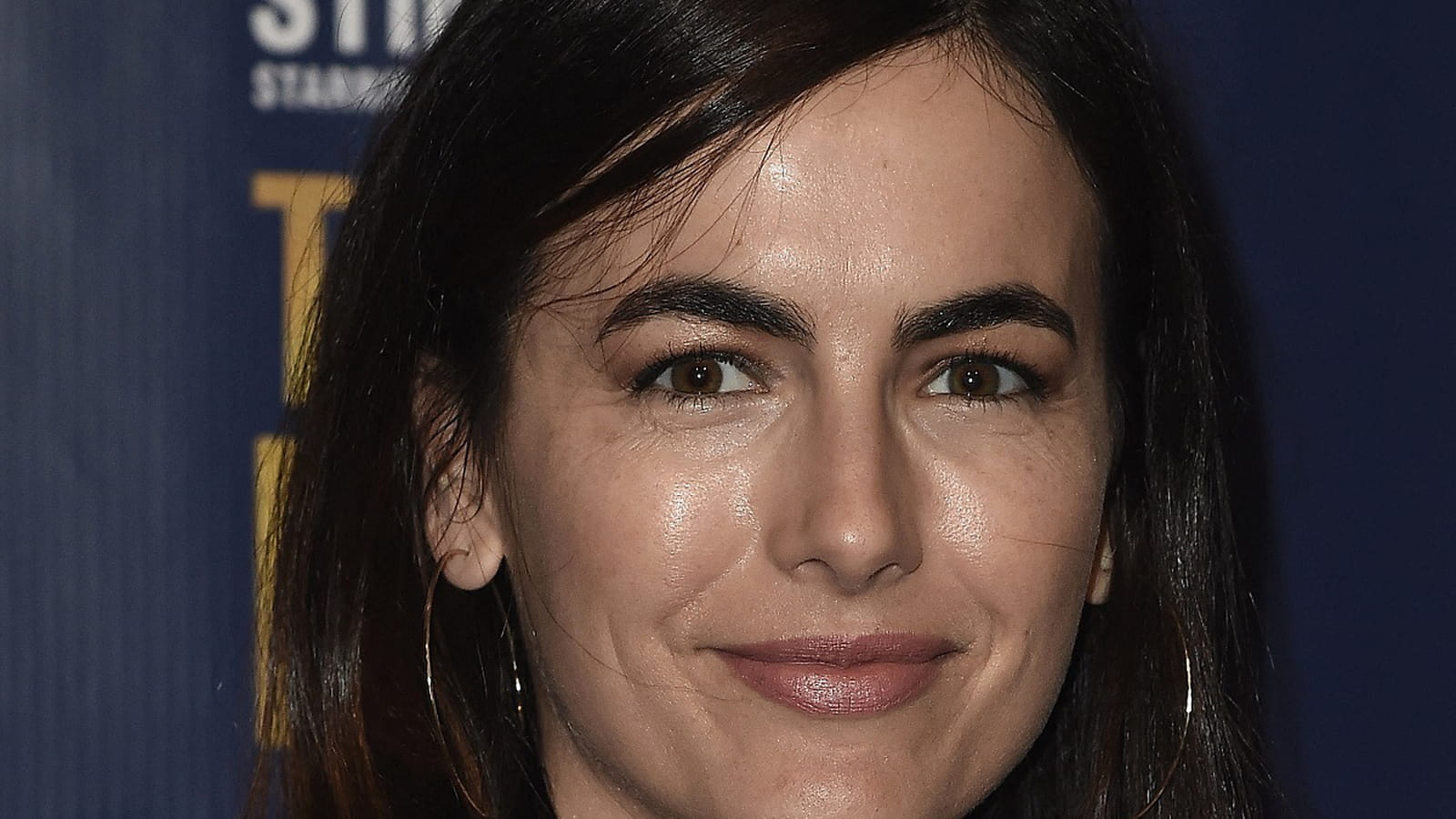 Camilla Belle en brune