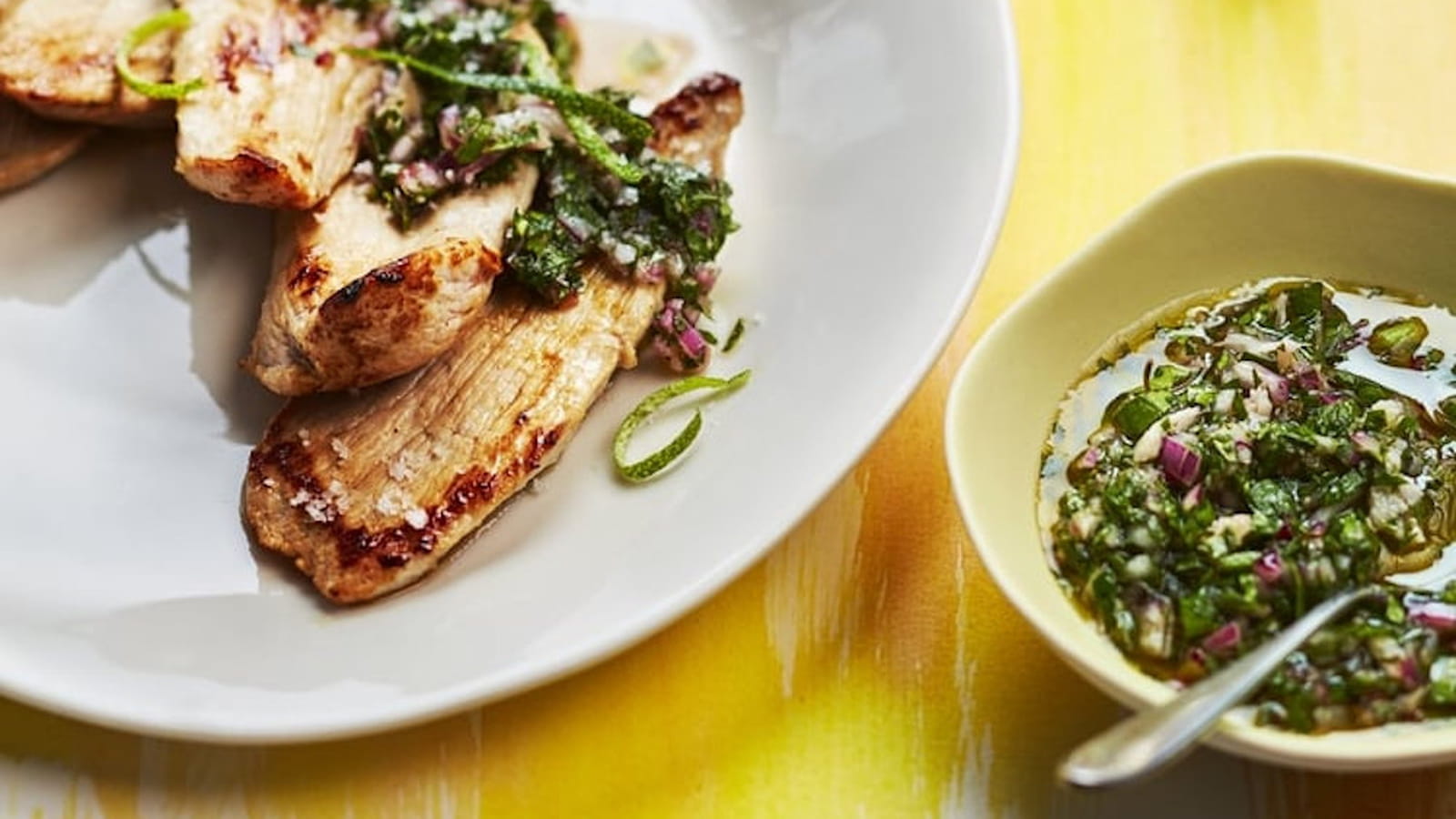 Aiguillettes de veau poêlées et leur sauce chimichurri au citron vert