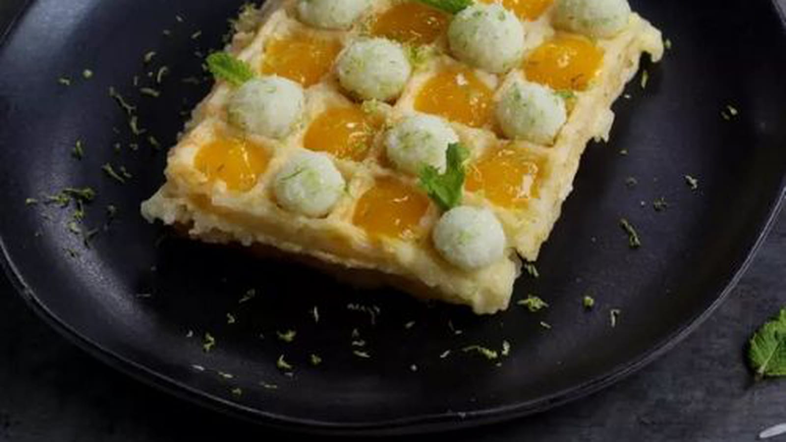 Gaufres de riz à la noix de coco et coulis de mangue