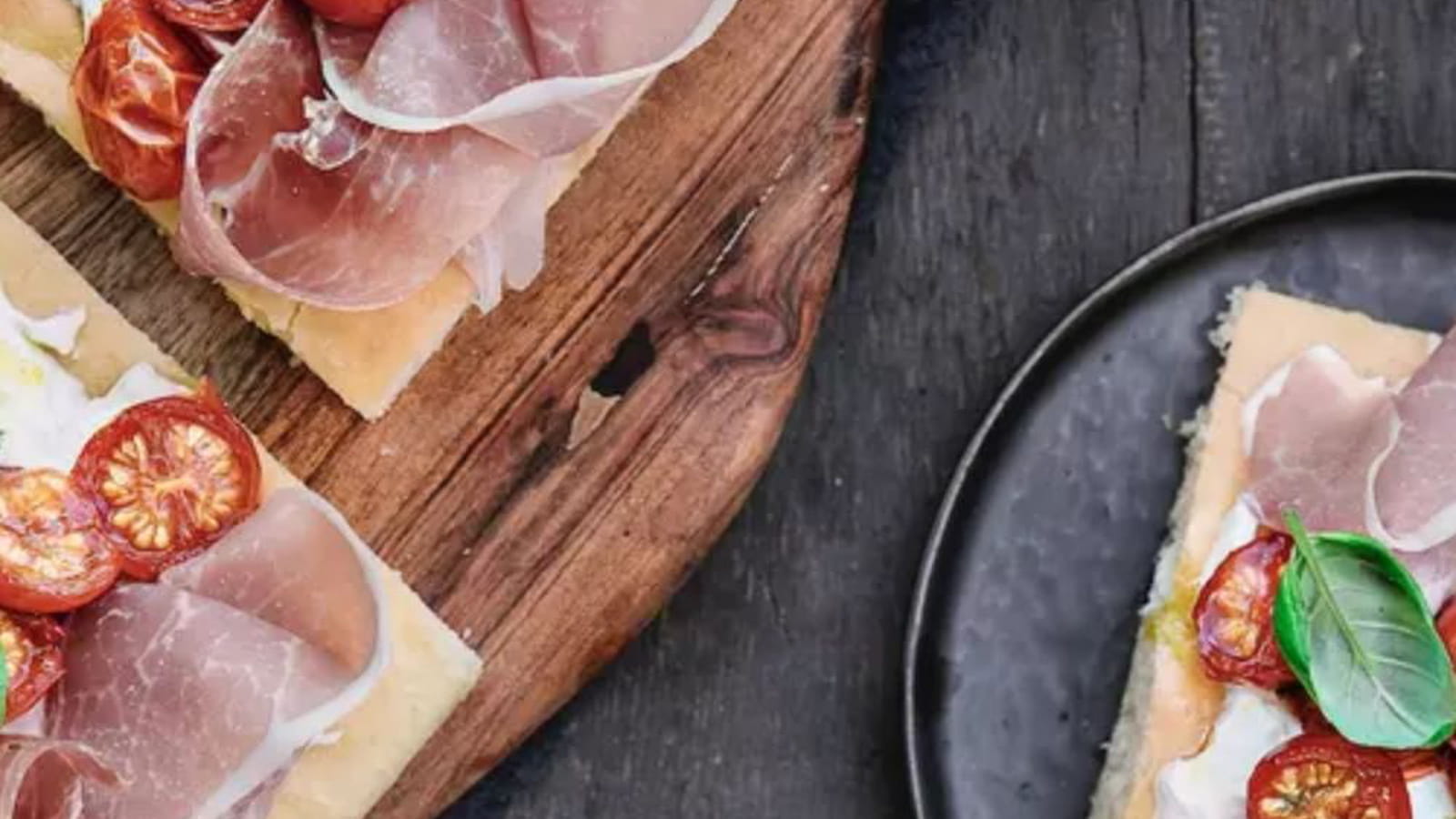 Focaccia aux tomates cerises et chiffonades de jambon cru Aoste