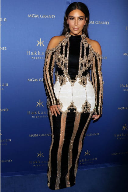 Kim Kardashian en robe fourreau à épaules dénudées