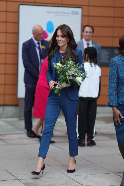 Kate Middleton en veste et pantalon bleus Alexander McQueen et escarpins Gianvito Rossi
