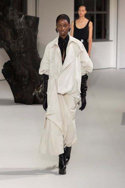 Robe blanche drap&eacute;e, top et bottes &agrave; plateformes noires aper&ccedil;us sur le d&eacute;fil&eacute; Del Core&nbsp;