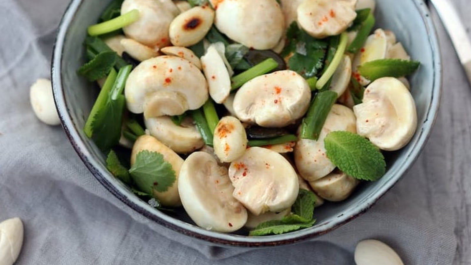 Salade de petits champignons Lou crus aux amandes et aux herbes