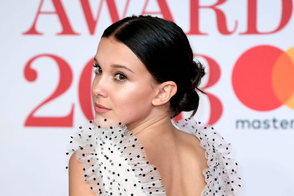Le chignon bas septi&egrave;me art de Millie Bobby Brown