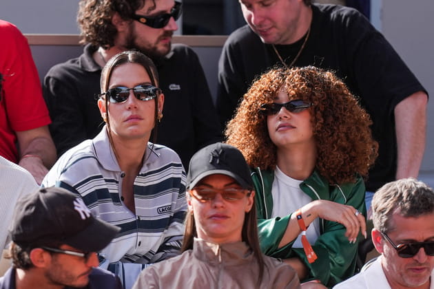 Ad&egrave;le Exarchopoulos assise aupr&egrave;s de Lena Situations &agrave; Roland-Garros