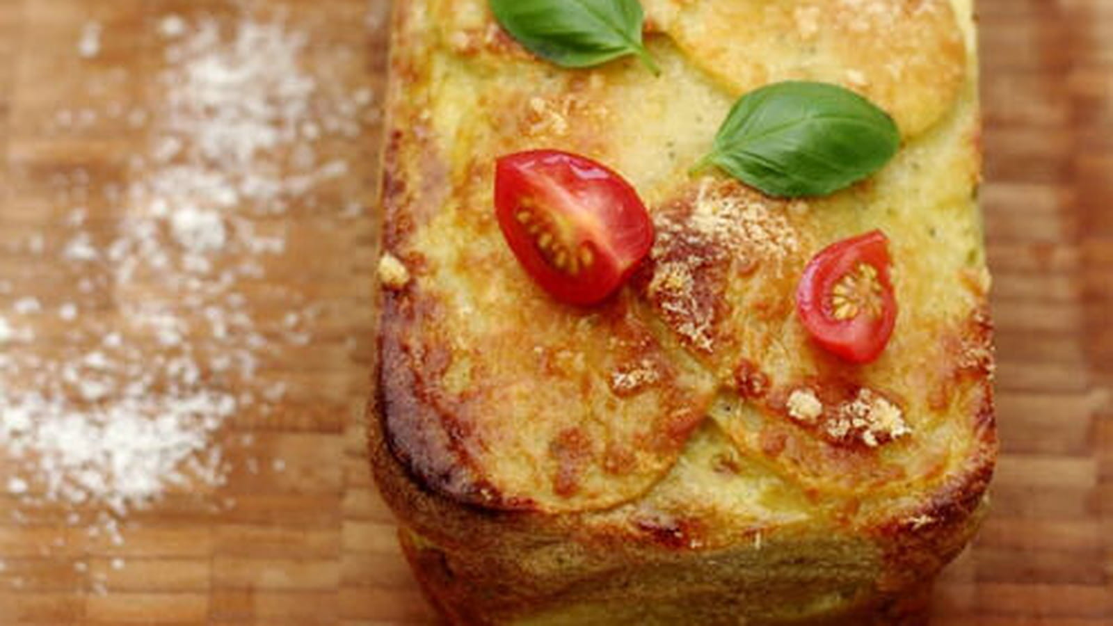 Gâteau invisible aux pommes de terre, pesto et tomates séchées