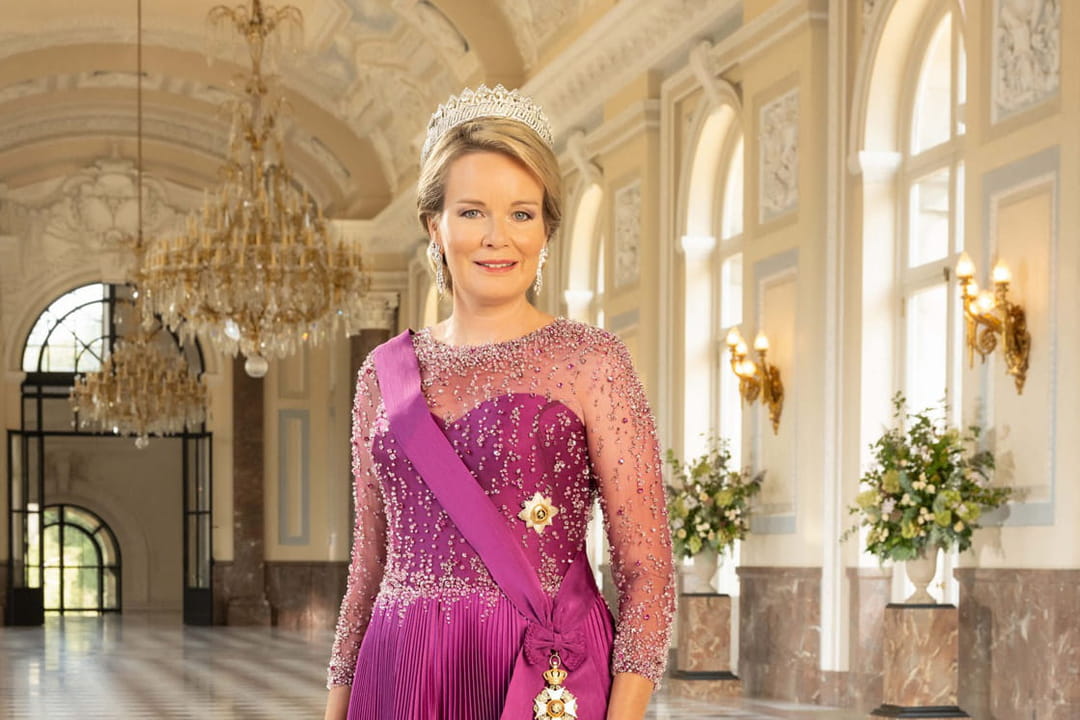 Robe Mathilde Mathilde de Belgique en robe couleur amarante Armani Privé