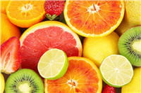 de nombreux fruits contiennent de la vitamine c : les agrumes mais aussi les