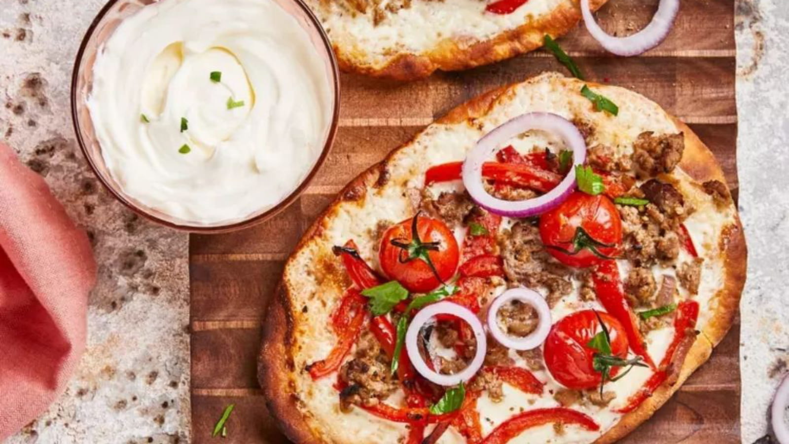 Pizza naan à l'agneau haché