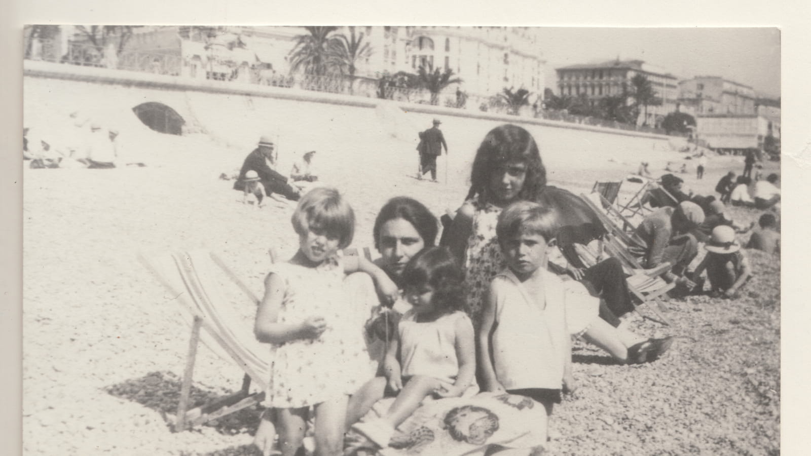 Yvonne et ses quatre enfants à Nice, années 40