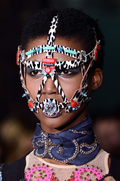Le bijou de visage ethnique du d&eacute;fil&eacute; Manish Arora