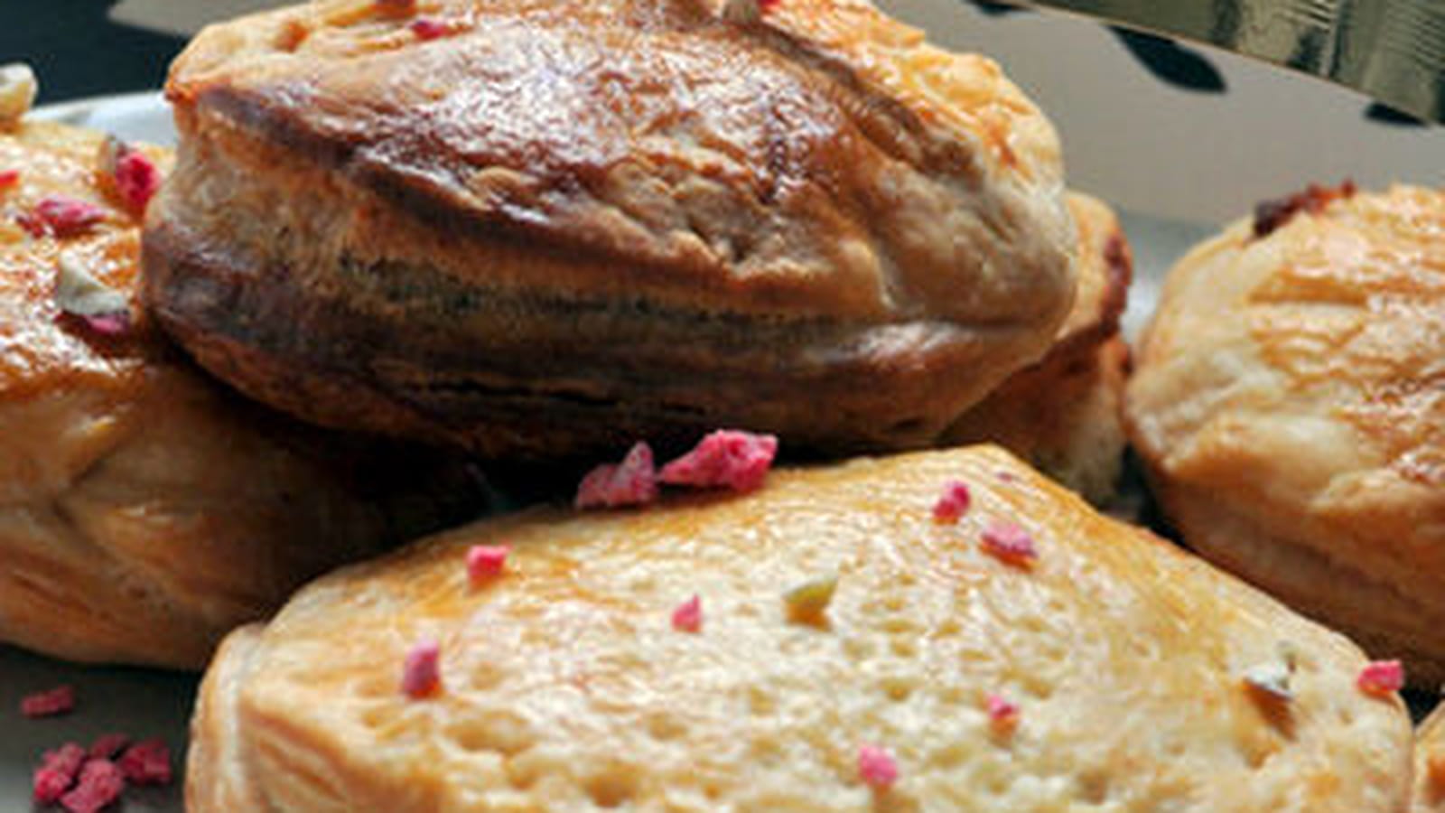 Galette frangipane chocolat blanc, pralin rose