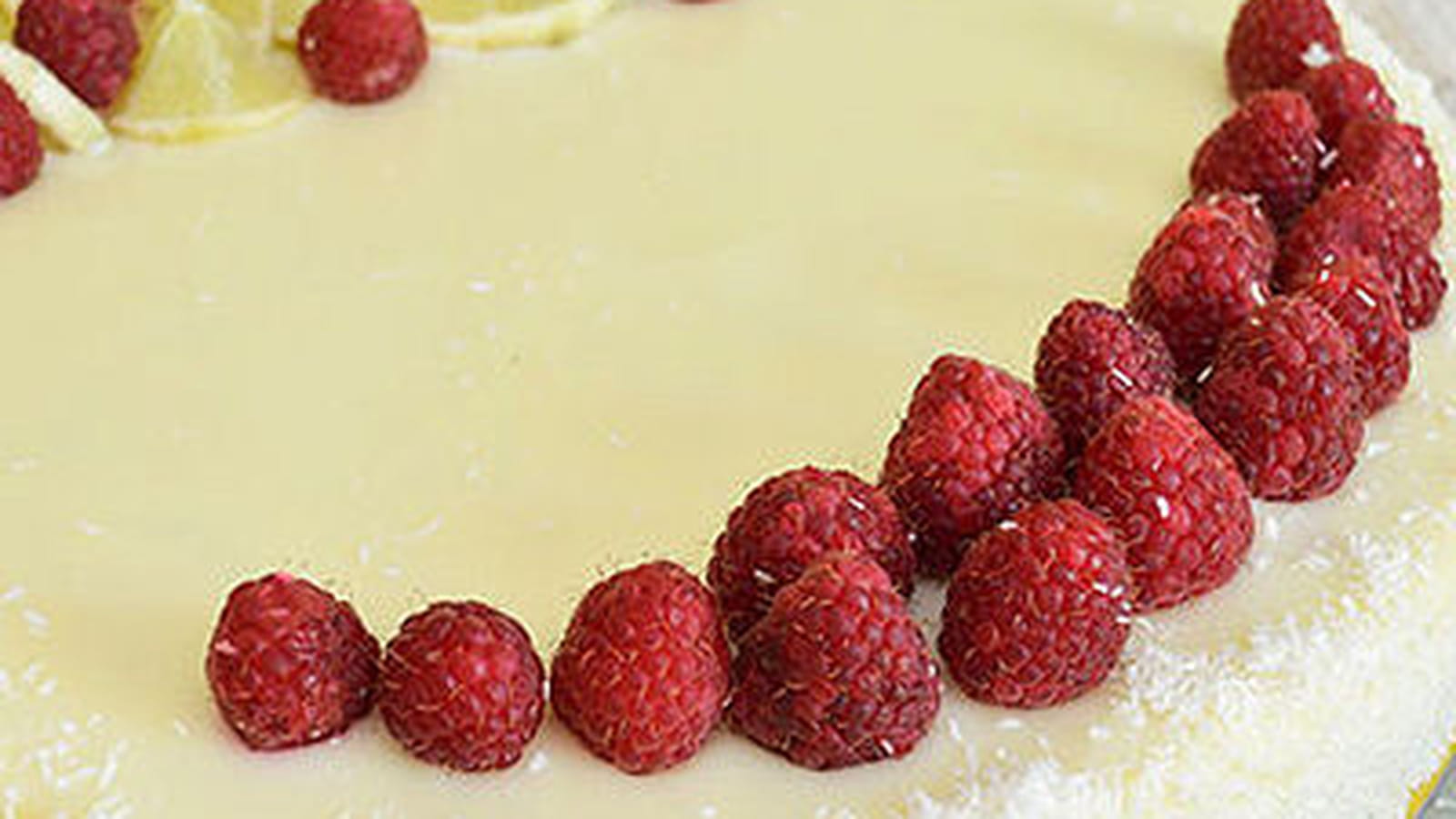 Entremets coco, citron vert et framboises