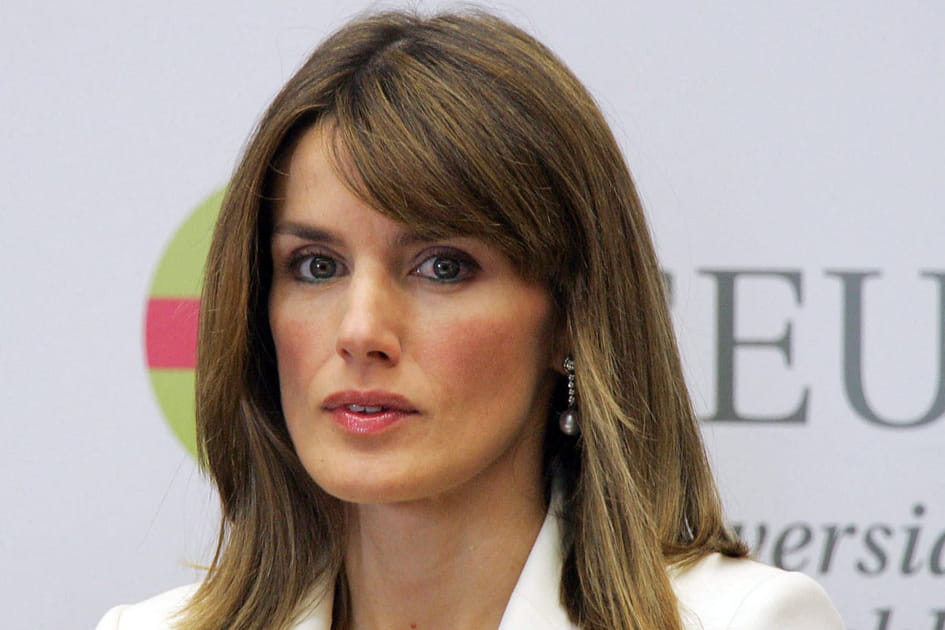 La frange courte sur le c&ocirc;t&eacute; de Letizia d'Espagne