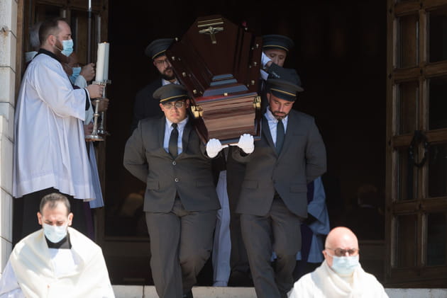 Le cercueil transport&eacute;