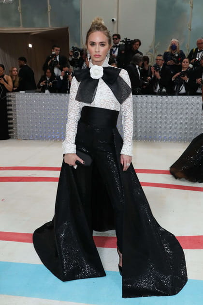 Apr&egrave;s&nbsp;: Emily Blunt &agrave; 40&nbsp;ans en blouse blanche et pantalon noir &agrave; tra&icirc;ne Michael Kors