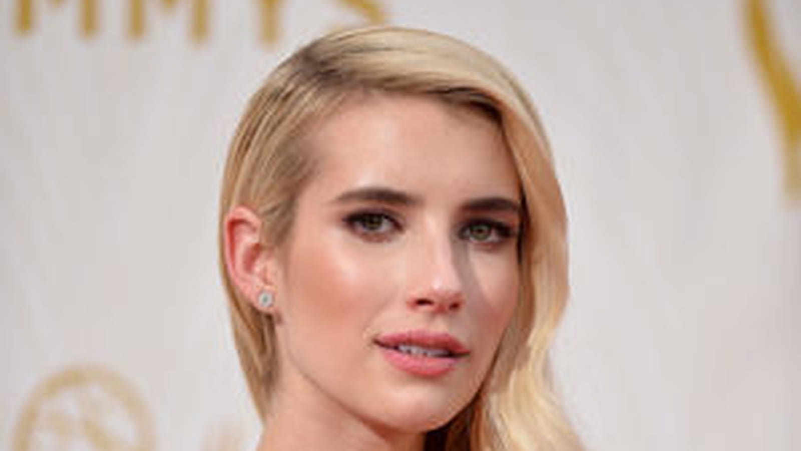 L'incontournable side hair d'Emma Roberts 