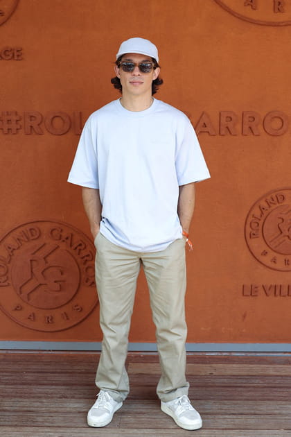 Sandor Funtek en T-shirt blanc et pantalon beige