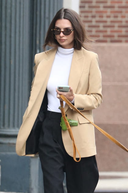 Emily Ratajkowski en blazer nude et pull col roulé blanc