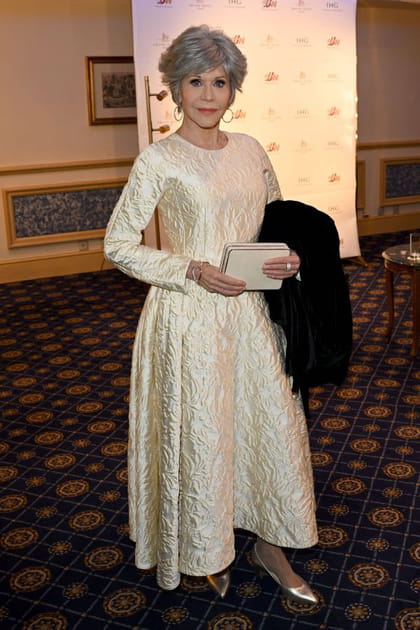 Jane Fonda en robe ivoire texturée