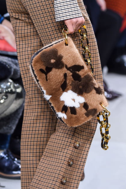 Le sac fourrue &agrave; fleur du d&eacute;fil&eacute; Michael Kors