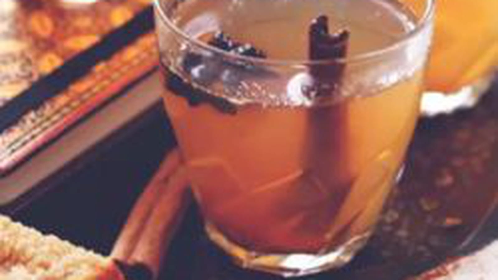 Jus de pomme chaud aux épices de Noël