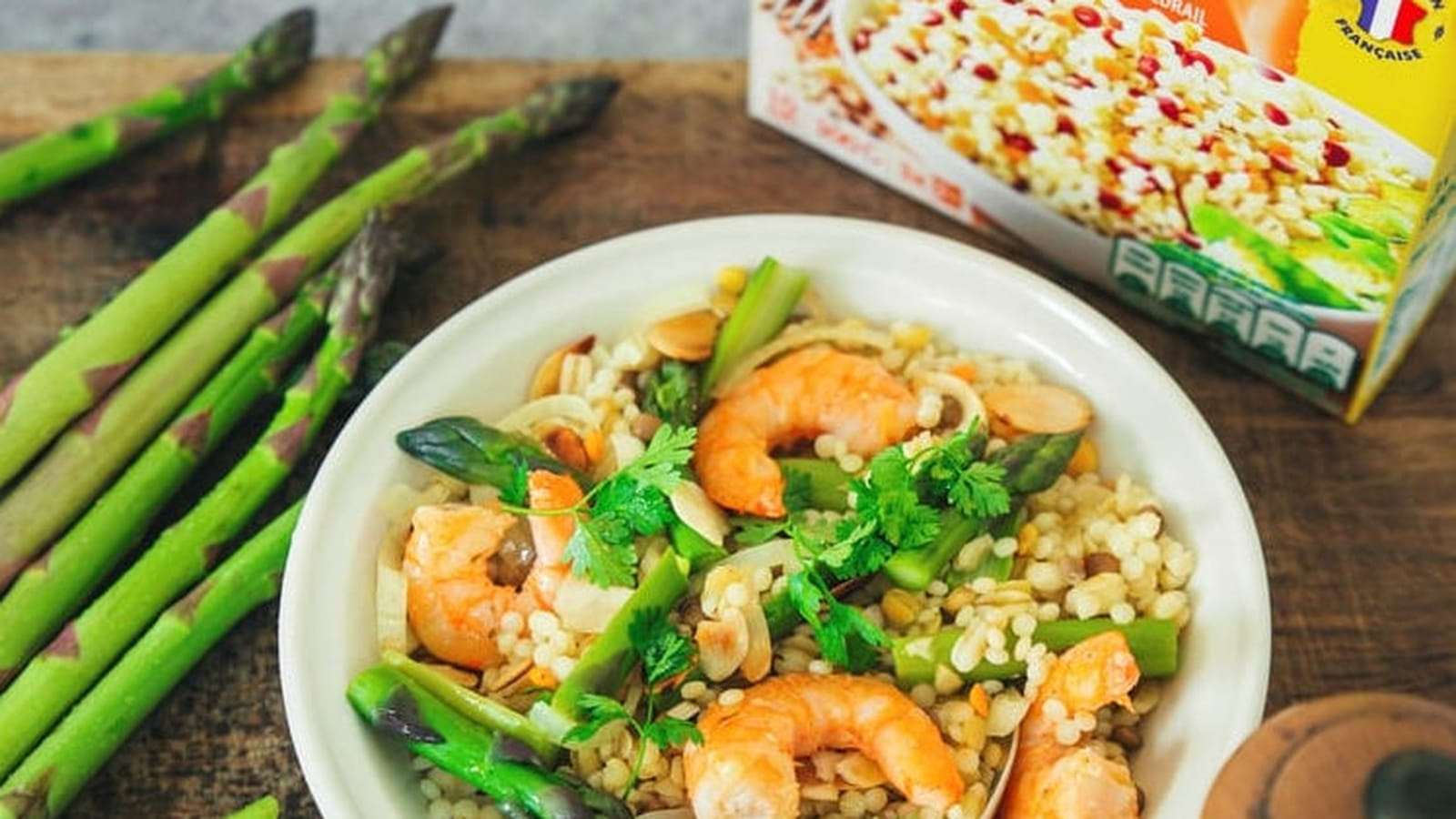 Pilaf de céréales et lentilles aux crevettes et aux asperges