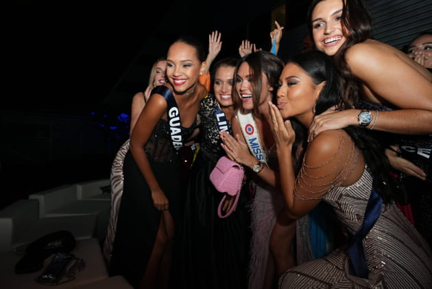 Diane Leyre entour&eacute;e des candidates pour la soir&eacute;e de gala