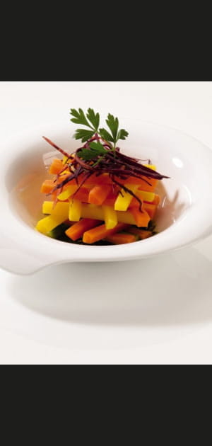 Vapeur de carottes de couleurs aux &eacute;pices et jus de persil