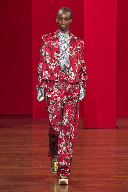 Costume rouge imprim&eacute; de fleurs multicolores aper&ccedil;u sur le d&eacute;fil&eacute; Hui