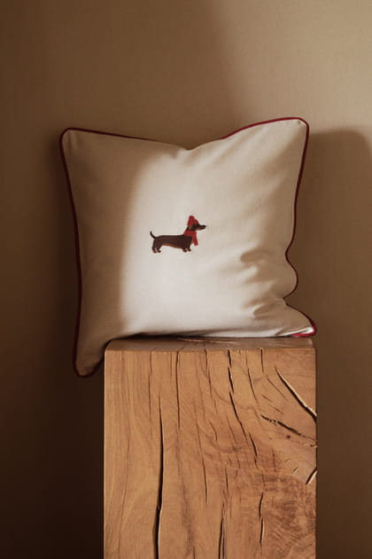 Une housse de coussin teckel pour se lover dans le canap&eacute;