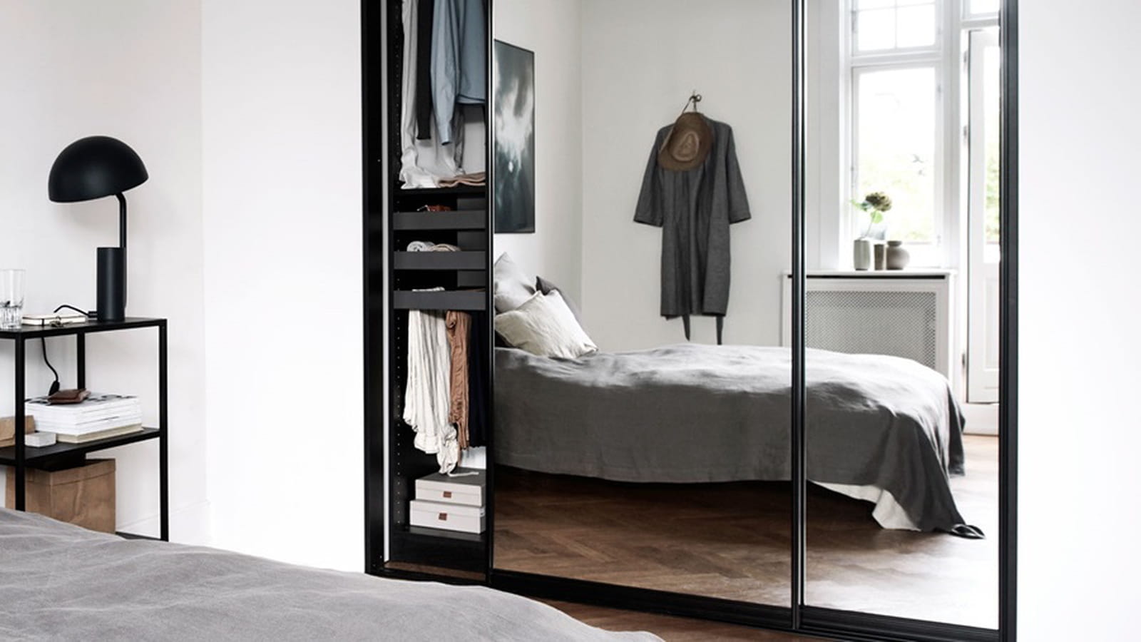 Un dressing avec miroirs