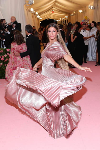 Gisele Bündchen en robe plissée rose