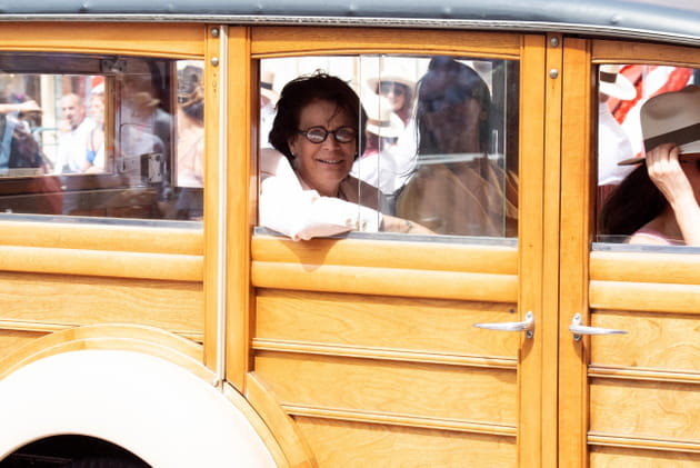 St&eacute;phanie de Monaco et sa fille saluent la foule dans une voiture de collection