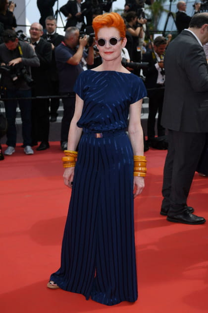 Sandy Powell en longue robe bleu foncé