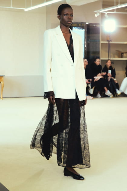 Blazer blanc et pantalon en dentelle transparent aper&ccedil;us sur le d&eacute;fil&eacute; Altuzarra