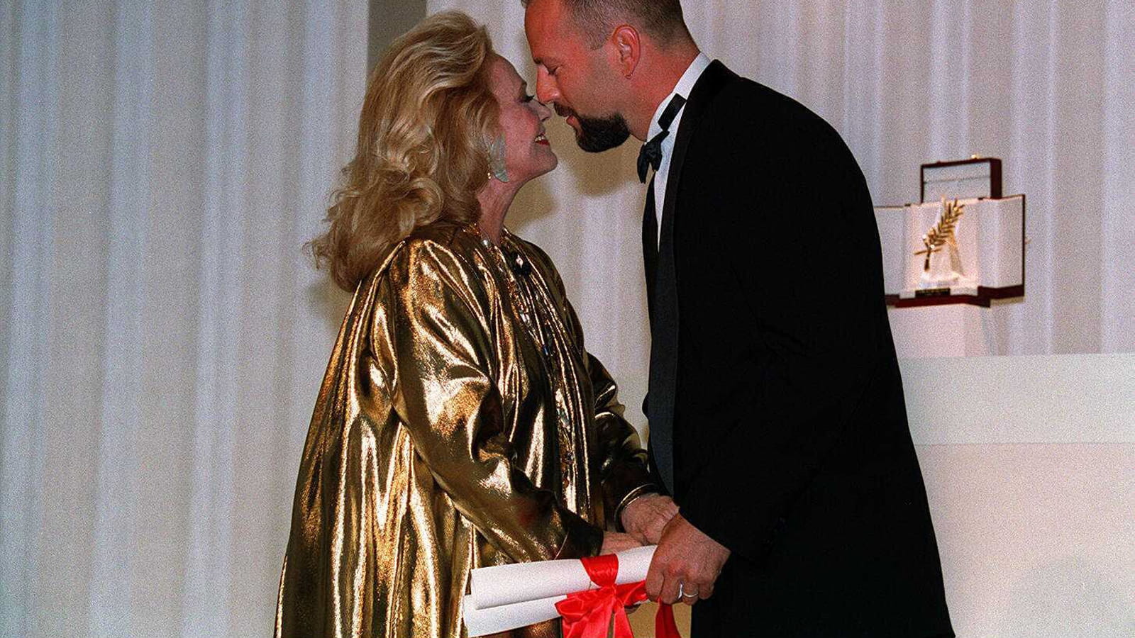 Câline avec Bruce Willis au Festival de Cannes 1994