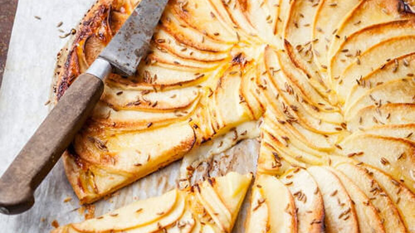 Tarte fine aux pommes et à la raclette