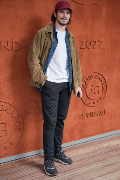 François Civil en pantalon chino, T-shirt blanc et veste en cuir