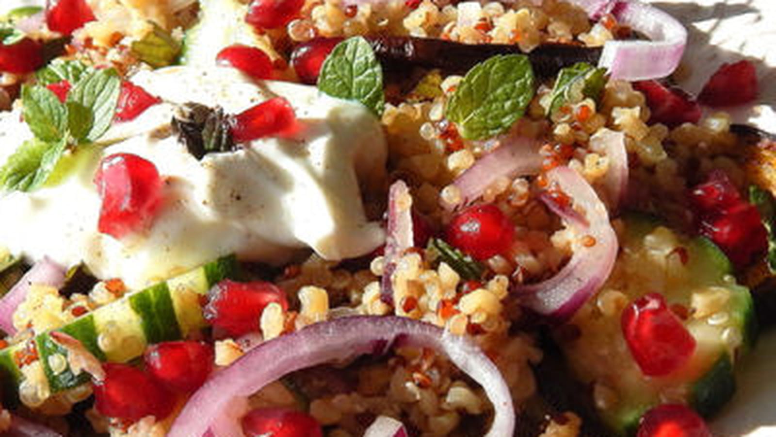 Salade de quinoa aux aubergines épicées et graines de grenade