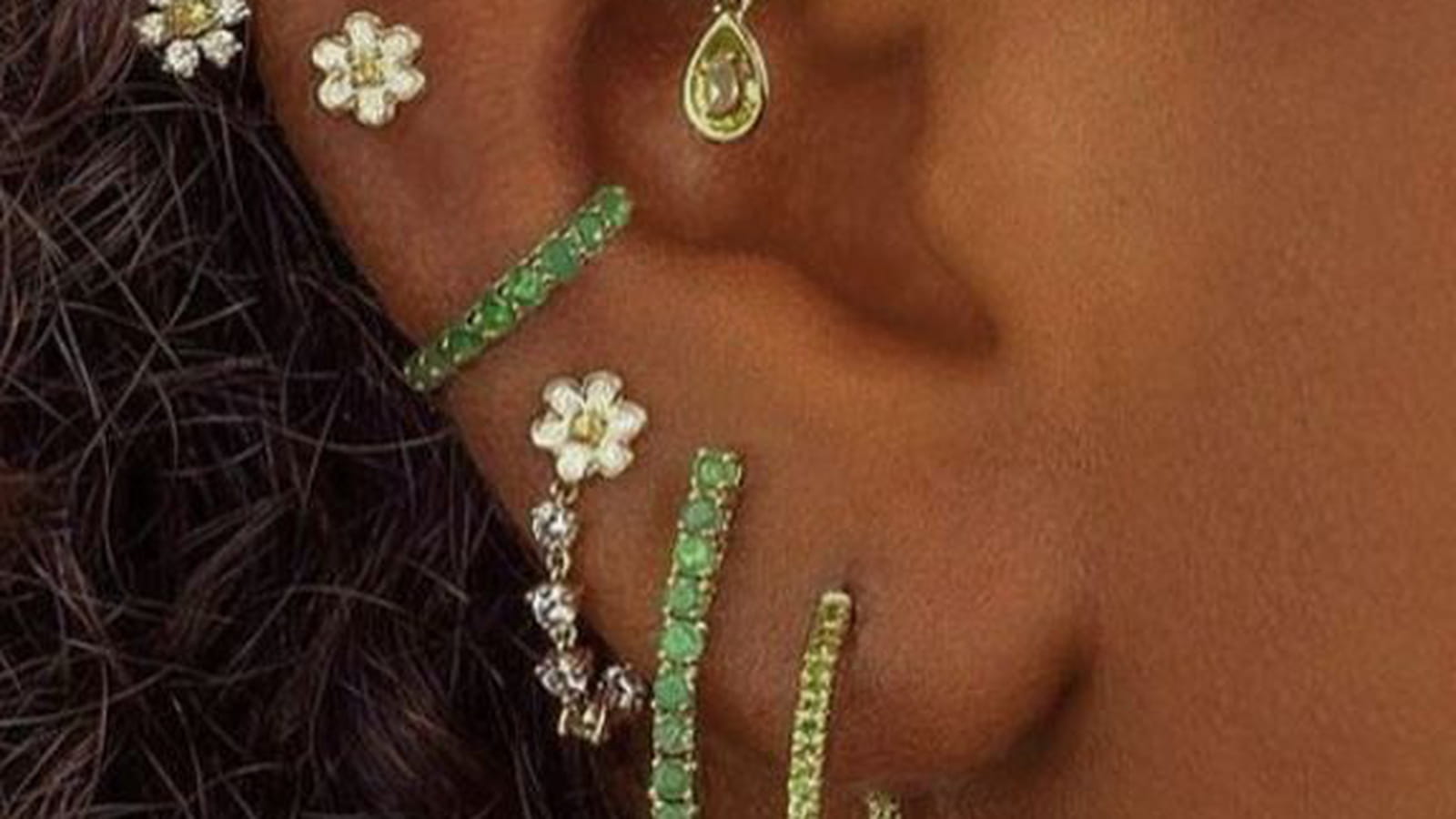 Les bijoux émeraude sur l'oreille