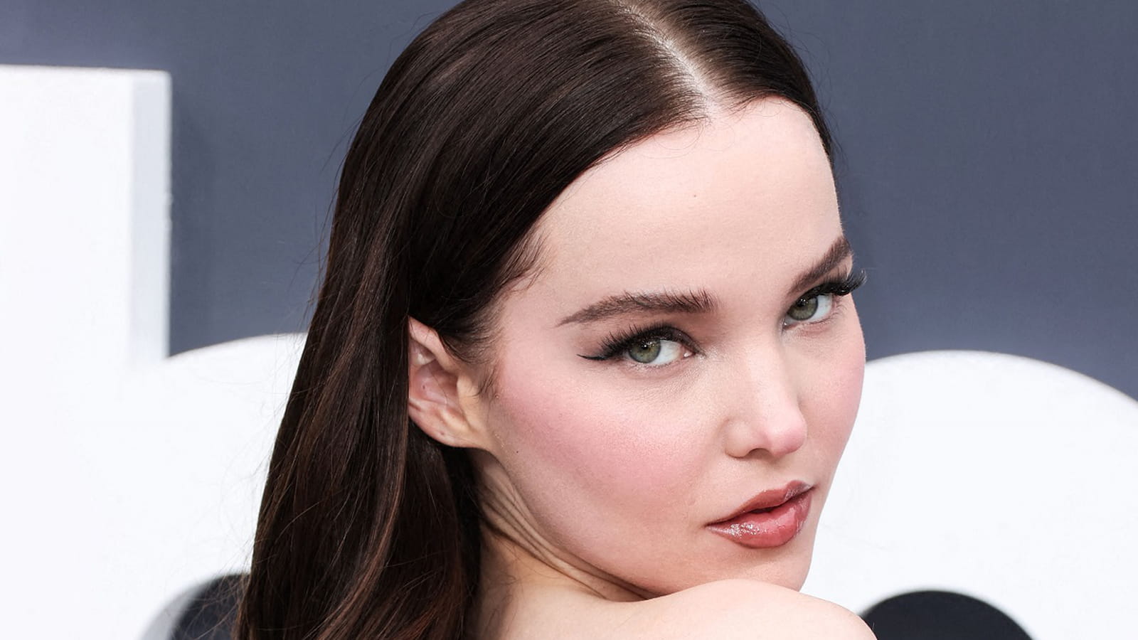 Dove Cameron en brune