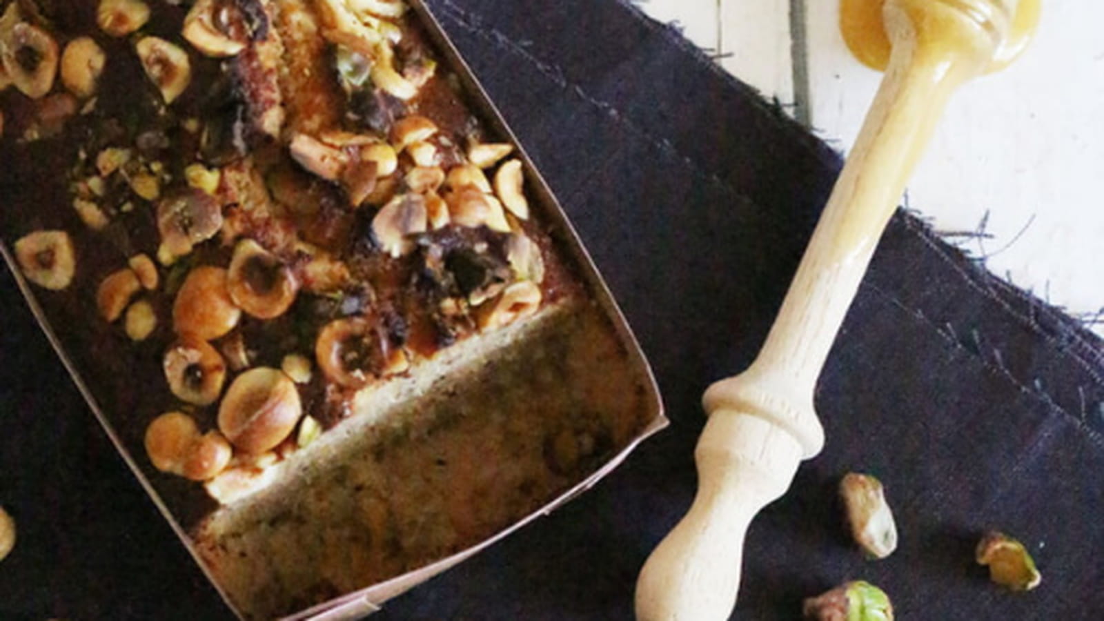 Cake financier au miel, noisettes et pistaches